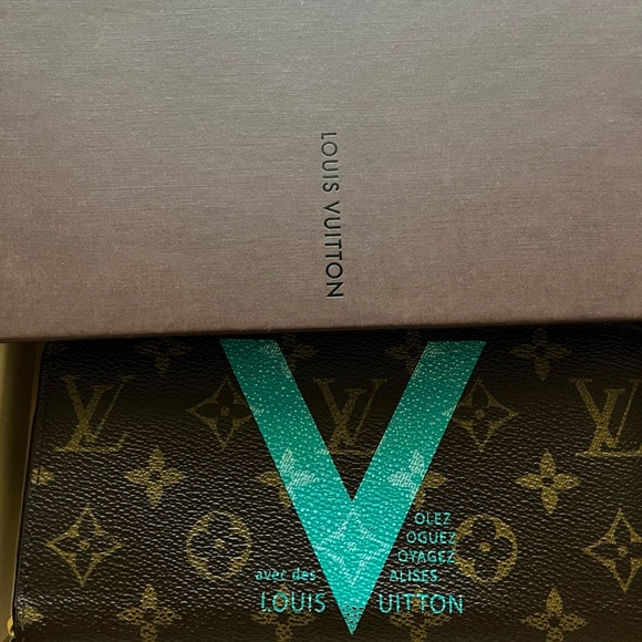 Louis Vuitton Voyage Monogram Wallet - Picture 6 of 7